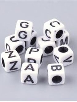 ลูกปัดอะครีลิคทึบ สี่เหลี่ยมจตุรัส สีขาวตัวอักษรสีดำ ขนาด 6x6 มม. รูสีดำ 3 มม. ประมาณ 3000 เม็ด/500g