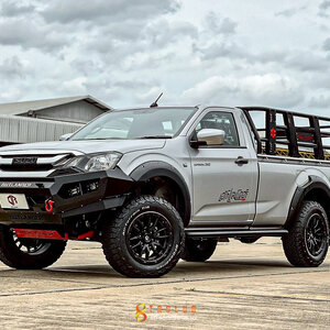 Isuzu D-Max 2025 : หัวเดี่ยวก็เฟี้ยวได้👍 ▪ กันชนหน้าเมทริกซ์ ▪ กันชนท้ายฮันเตอร์พลัส ▪ บันไดข้างฮันเตอร์ ▪ คอกกระบะเมทริกซ์