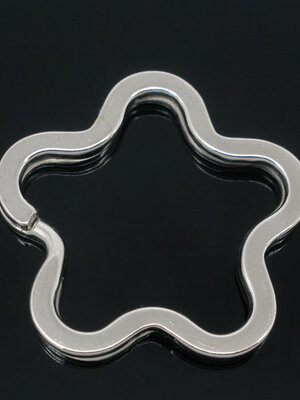 ห่วงพวงกุญแจ เหล็กสีเงิน รูปดอกไม้ ขนาด 34x35mm แพ็ค 8 อัน