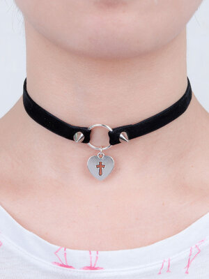 สร้อยคอ Choker แฟชั่น ริบบิ้นผ้ากำมะหยี่สีดำจี้หัวใจแกะกางเขนสีเงิน ยาว 34cm 1 เส้น