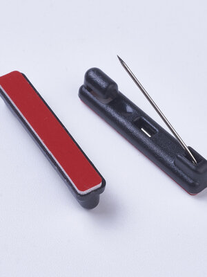 เข็มกลัดเหล็กฐานพลาสติก สีดำ มีกาวด้านหลัง ขนาด 36x7 มม. แพ็ค 100 ชิ้น