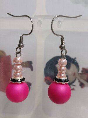 ต่างหูระย้า สแตนเลส ร้อยลูกปัด clay สีบานเย็นและลูกปัดมุกชมพูเม็ดเล็ก ยาวประมาณ 4.5 ซม. 1 คู่