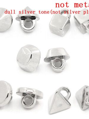 กระดุมอะครีลิคสีเงินแบบเย็บด้านหลัง คละขนาด9x9mm-12x8.5mm แพ็ค 20 เม็ด