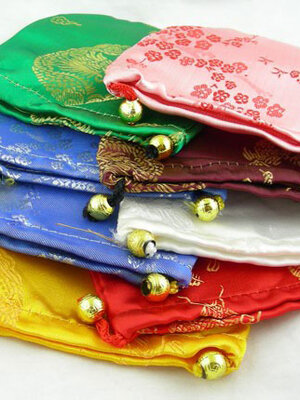 ถุงผ้าไหมใส่ของขวัญ ของชำร่วย ขนาด 12*12cm แพ็ค 10 ใบคละสีแบบสุ่ม