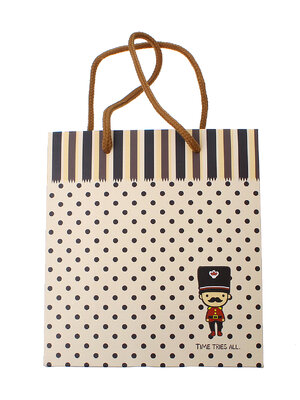 ถุงกระดาษใส่ของขวัญของชำร่วยสีครีมลายจุดน่ารักน่าใช้ ขนาด 15.5cm x 14.0cm 1ใบ