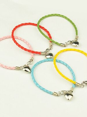 ข้อมือเชือกถัก พร้อมจี้หัวใจ CCB Acrylic และตัวต่อก้ามปูอัลลอยด์ ขนาด 18 ซม.จำนวน 5 เส้นคละสี