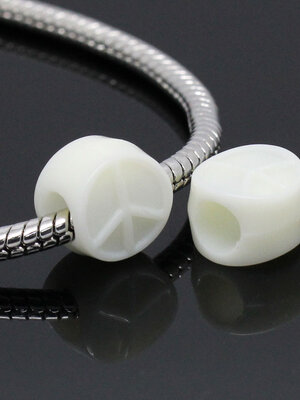 ลูกปัดอะครีลิคยุโรปรูใหญ่เม็ดกลม สีงาช้าง สลักสัญลักษณ์แห่งความสงบ ขนาด 11mm x 9mm มม. แพ็ค 96 เม็ด