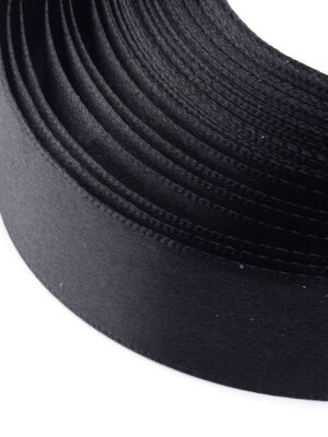 ริบบิ้นผ้าซาติน สีดำ หน้ากว้าง 25 มม.(1 นิ้ว) 1 ม้วน ยาว 25 หลา