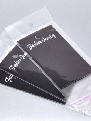 ถุงพลาสติกใสมีแถบกาวปิดปากถุงและรูแขวน 6x15cm (ส่วนใช้งาน 6x10cm) พร้อมการ์ดสีดำ