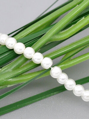 ลูกปัดแก้วมุกเทียมสีขาวเม็ดกลมขนาด 4มม.1 เส้นประมาณ 200-210 เม็ด