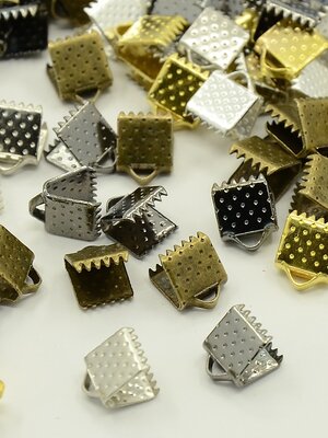 ตัวปิดสร้อยริบบิ้นเหล็กสีเงิน+ทอง ขนาด 6x6x5mm. แพ็ค 100 ชิ้น