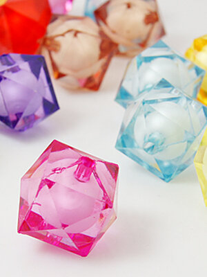 ลูกปัดอะครีลิคใสหน้าตัดเม็ดสี่เหลี่ยมหน้าตัดขนาด 20x20x19มม. รู2มม. คละสี 10 เม็ด