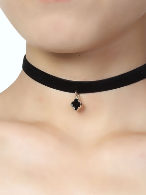 สร้อยคอ choker ผ้ากำมะหยี่สีดำ จี้ดอกไม้สี่แฉกสีดำกรอบทอง ยาว 34.5 ซม.