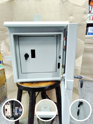 ตู้ควบคุมระบบไฟฟ้ากันฟ้าผ่า ตู้แขวน2ชั้นกันน้ำ สั่งทำ เดินอุปกรณ์เบรคเกอร์ (อุปกรณ์, เมนเบรกเกอร์ 2P, เซิรท์ ) ตู้ชั้นในด้ามเบรกเกอร์ล๊อคหัวเรือ ชั้นนอกล๊อค2ชั้น ทั้งแบบกุณแจล๊อค และ แบบล๊อคลูกบิด รวมช่องไส่พวงกุนแจ