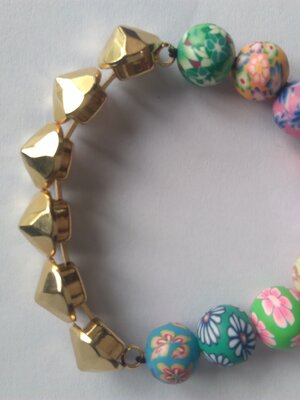 สร้อยข้อมือยางยีด โลหะสีทอง+ลูกปัดดินเผาเพ้นท์ลายดอกไม้ขนาด 10 มม. ความยาว 16-17 ซม. สำหรับข้อมือเล็ก 1 เส้น