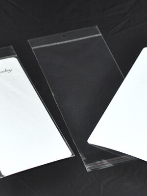 ถุงพลาสติกใส ฝากาว มีรูแขวนหัวมุก ขนาด 10x25 ซม. (ส่วนใช้งาน 10x20 ซม.) พร้อมการ์ดสีขาว