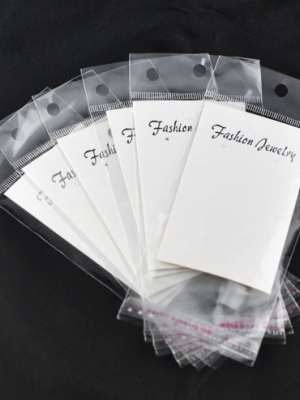 ถุงพลาสติกใส ฝากาว มีรูแขวนหัวมุก ขนาด 6x15 ซม. (ส่วนใช้งาน 6x10 ซม.) พร้อมการ์ดสีขาว