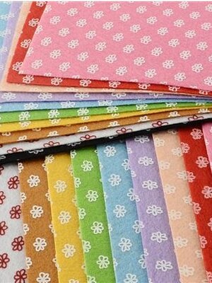 ผ้าสักหลาดพิมพ์ลายดอกไม้สำหรับทำงานประดิษฐ์ต่างๆ ขนาด 30x30x0.1 ซม. คละสี จำนวน 50 แผ่น พรีออเดอร์ ส่งสินค้า 10-15 วันหลังชำระเงิน