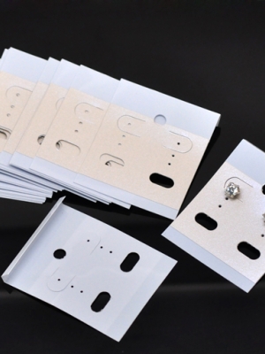 แป้นพลาสติกสำหรับแขวนต่างหู สีขาวแถบโอลโรส ขนาด 62x50mm แพ็ค 50 ชิ้น