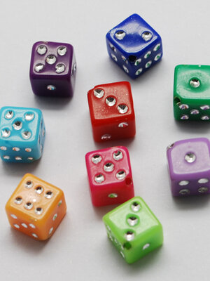 ลูกปัดอะครีลิคเจาะรูครื่งเดียวเคลือบสี่เหลื่ยมลูกเต๋าขนาด 7x7x7มม. รู1มม. คละสี 100 เม็ด