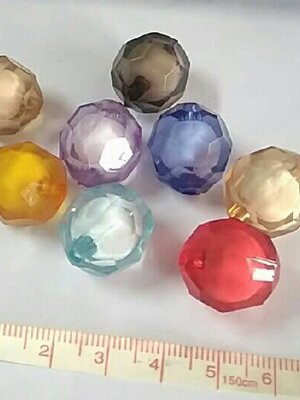 ลูกปัดอะครีลิคใส คละสี แบบไส้สีขาว เม็ดกลมเหลี่ยมเจีย ขนาดประมาณ 20 มม. แพ็ค 30 เม็ด