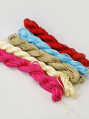 เชือกไนล่อนคละสีแบบrandom (สีอาจไม่ตรงกับในภาพ) สำหรับทำสร้อยข้อมือ ขนาด1มม. 10 กลุ่ม