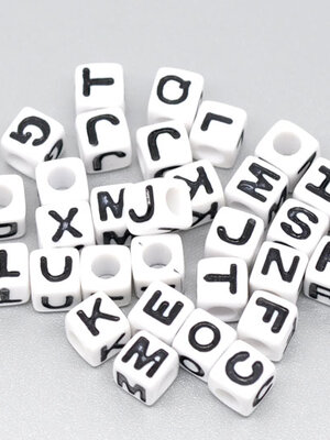 ลูกปัดอะครีลิคสี่เหลี่ยมลูกเต๋าสลักตัวอักษรภาษาอังกฤษสีดำทั้งสี่ด้านขนาด 7x7mm 1 เม็ด