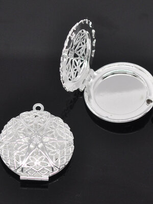 ล็อคเกต บานพับ เปิดปิดได้ วงกลมลายฉลุ วัสดุทองแดง Lead and Nickle Free ขนาด 27x32 มม. สีเงิน (ด้านในใส่รูปได้ขนาด 19 มม.) 1 ชิ้น