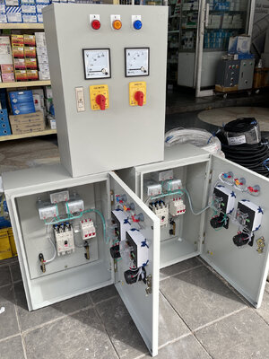 ตู้ไฟ เมนเบรกเกอร์ 63A (อุปกรณ์ WALL MOUNTING CABINET (KJL), PANEL METER (QUBIX), Current Transformer (QUBIX), BREAKER (MITSUBISHI), SELECTOR SWITCHES (QUBIX), LED Pilot Lamp (ZT)