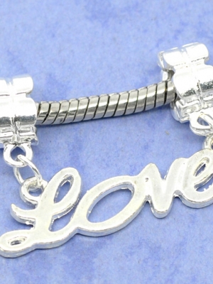 ตัวห้อย/จี้ LOVE สีเงินขนาด 32x25mm พร้อมห่วงแขวนเงินรูใหญ๋ แพ็ค 1 ชิ้น