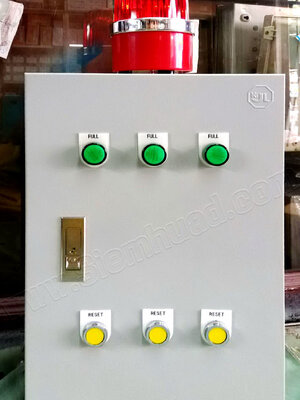 ตู้คอนโทรล ควบคุมอุปกรณ์ มีสัญญาณไฟหมุน เป็นไฟเตือนสถานะ (อุปกรณ์ WALL MOUNTING CABINET (KJL), Miniature Circuit Breaker (ABB), Relay (OMRON), Transformer Converter (HENRY), LED Pilot Lamp (PNC), Control Switch (TEND), WARNING LIGHT (BAIMER)