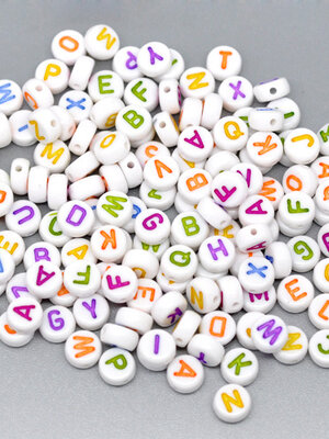 ลูกปัดอะครีลิค ตัวอักษรภาษาอังกฤษ A-Z ขนาด 7mm. เม็ดสีขาวแบนกลม ตัวภาษาอังกฤษคละสี