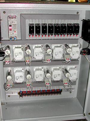 (ตู้รับประกอบ) ตู้ไซ้ธรรมดา ติดตั้งอุปกรณ์บัลลาสต์และเซฟตี้เบรคเกอร์ ใช้เป็นตู้ไฟย่อยป้องกันอุปกรณ์โคมและระบบไฟต่างๆ (ติดตั้งตามเสปคลูกค้า)