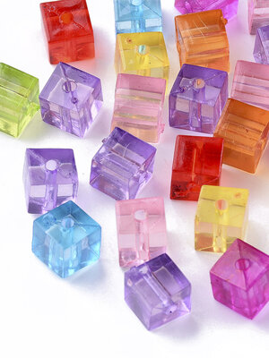 ลูกปัดอะครีลิคใสสี่เหลื่ยมลูกบาสก์ ขนาด 7.5x7.5x7.5 มม. รู 1.8 มม. คละสี 100 เม็ด