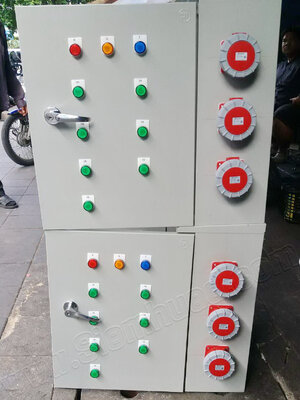 ตู้ไซด์ ตู้ไฟปลั๊กเพาเวอร์ กันน้ำมีหลังคา ตู้ไฟพร้อมหัวจ่ายไฟ แบบ ปลั๊กพาวเวอร์สำหรับใช้ในพื้นที่ใช้งาน เช่น ไซต์งาน + ตู้เมนเบรคเกอร์ (อุปกรณ์อื่นๆ LED Pilot Lamp (PNC), WALL MOUNTING CABINET (KJL), MCCB (MITSUBISHI), POWER PLUG AND SOCKET (HACO)