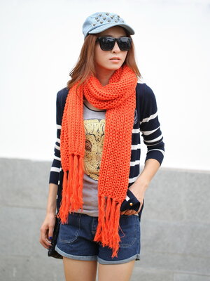 ผ้าพันคอไหมพรมนิตติ้งสีแดงส้มสดใส หนานุ่ม อุ่นมาก ขนาด 1.8m x 25cm (7 1/8"x9 7/8"),1 ชิ้น