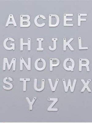 จี้ ตัวห้อย สแตนเลส 304 ตัวอักษร ขนาดประมาณ 10-12 มม. รู 1 มม. แพ็ค 100 ชิ้น