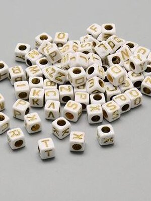 ลูกปัดอะครีลิคสีขาว ตัวอักษรภาษาอังกฤษสีทอง ขนาดประมาณ 6x6 มม. รู 3.5 มม.