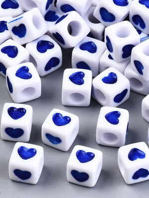 ลูกปัดอะครีลิค สีเหลี่ยมสีขาว ตรงกลางรูปหัวใจสีน้ำเงิน ขนาด 7x7x4 มม. รู 4 มม. แพ็ค 1900pcs/500g