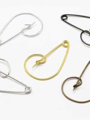 เข็มกลัดซ่อนปลายแบบจีบ วัสดุเหล็ก ขนาด 24x37.5x4.5mm หมุดขนาด 1 มม. จำนวน 100 ชิ้น มีหลายสี (พรีออเดอร์)