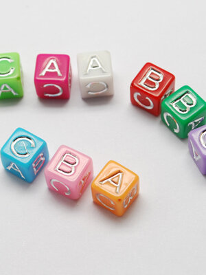 ลูกปัดอะครีลิคเคลือบสี่เหลื่ยมตัวอักษรABC เจาะรูตรงมุมครึ่งเม็ด (ไม่เจาะทะลุ) ขนาด 8x8x8มม. รู1มม. คละสี 100 เม็ด