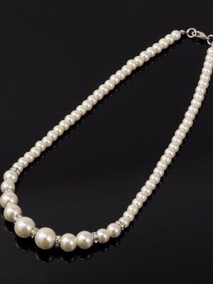 สร้อยคอมุกแก้วพร้อมลูกปัดคั่นทองเหลือง Rhinestone ต่อด้วยก้ามปูPlatinum ขนาด 17 นิ้ว 1 เส้น