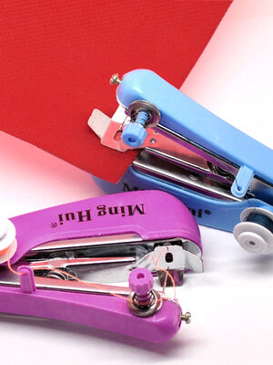 จักรมือถือมินิ ขนาด 11x7cm(4-3/8"x2-3/4") 1 อัน (สีขึ้นอยู่กับสินค้าในสต๊อก)