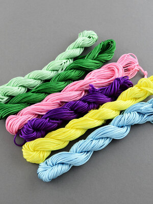 เชือกไนล่อนคละสีแบบrandom (สีอาจไม่ตรงกับในภาพ) สำหรับทำสร้อยข้อมือ ขนาด2มม. 6 ไจ