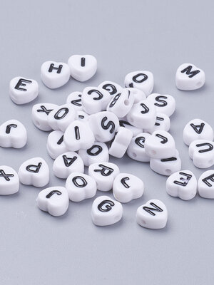 ลูกปัดอะครีลิคสีขาวรูปหัวใจ ตัวอักษรภาษาอังกฤษสีดำ ขนาดประมาณ 7x7x4 มม. รู 1 มม.