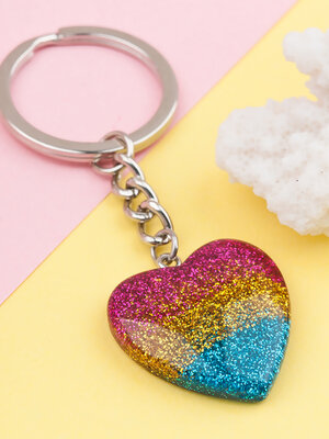 พวงกุญแจ เรซิ่นรูปหัวใจด้านในเป็น glitter ระยิบระยับ ความยาวรวม 8x3 ซม. จำนวน 1 ชิ้น