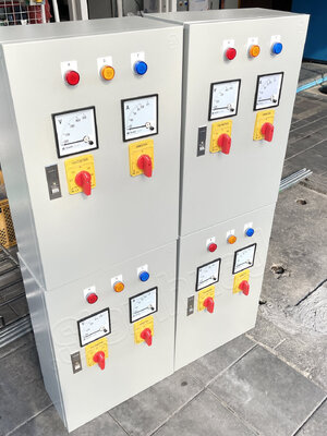 ตู้ไฟเมนเบรกเกอร์ 80A MITSUBISHI (อุปกรณ์ WALL MOUNTING CABINET (KJL), SELECTOR SWITCH (QUBIX), PANEL METER (QUBIX), LED Pilot Lamp (PNC), MOLD CASE CIRCUIT BREAKER (MITSUBISHI), Current Transformer (ZT), Fuse Holder (ZT), บัสบาร์ทองแดง และ บาร์กราว