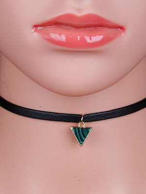 สร้อยคอ Choker แฟชั่น หนัง PU สีดำ ประดับจี้ turquoise เทียมสามเหลี่ยมสีเขียว รอบคอ ยาว 34.5cm 1 เส้น