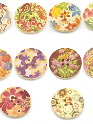 กระดุมไม้เพ้นท์ลายดอกไม้ 4 รู 3ซม. 20 เม็ด คละลาย