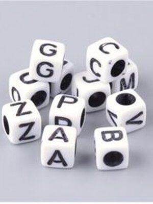 ลูกปัดอะครีลิคทึบ สี่เหลี่ยมจตุรัส สีขาวตัวอักษรสีดำ ขนาด 6x6 มม. รูสีดำ 3 มม. ประมาณ 3000 เม็ด/500g